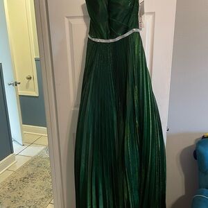 Elegant Green Strapless Gown
